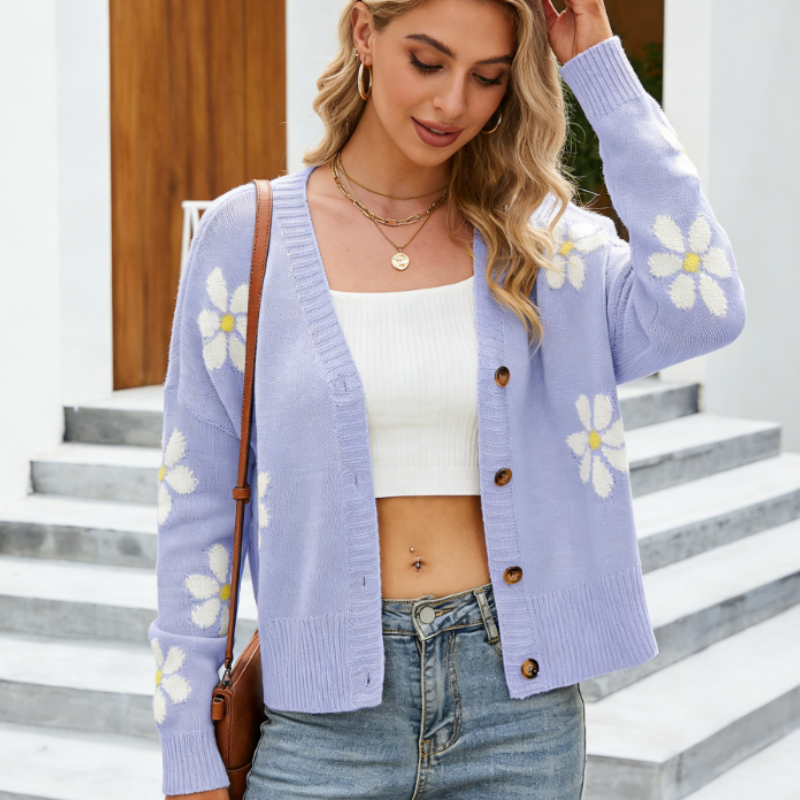Pastellfarbene Strickjacke mit Daisy-Motiv – Romantischer Cardigan in Flieder – Leichter Frühlingsstrick für Damen