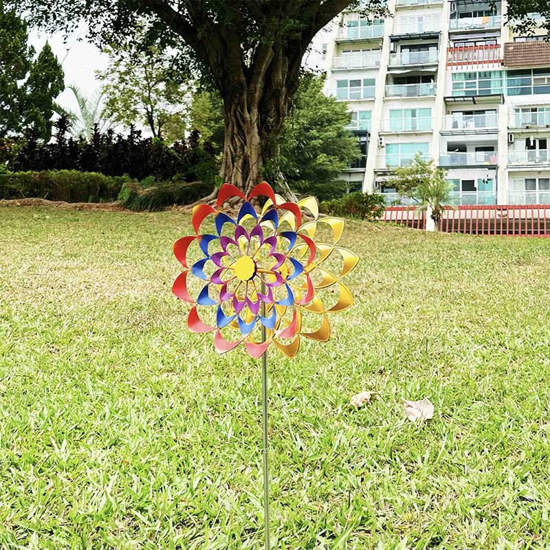 Handgefertigte Blumen-Windmühle – Zauberhaftes Windspiel als Gartendeko