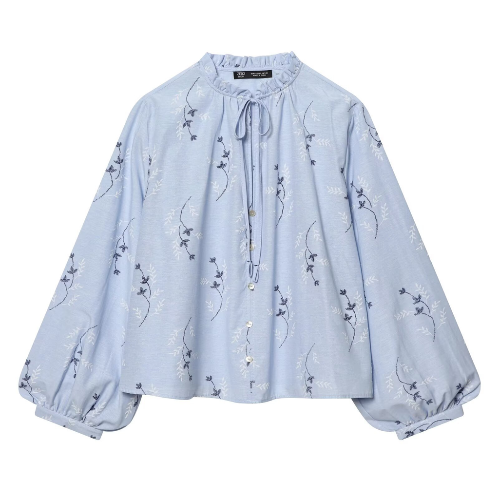 Hellblaue Bluse: Elegante Stickerei, Bindeband & lockere Ballonärmel S-L