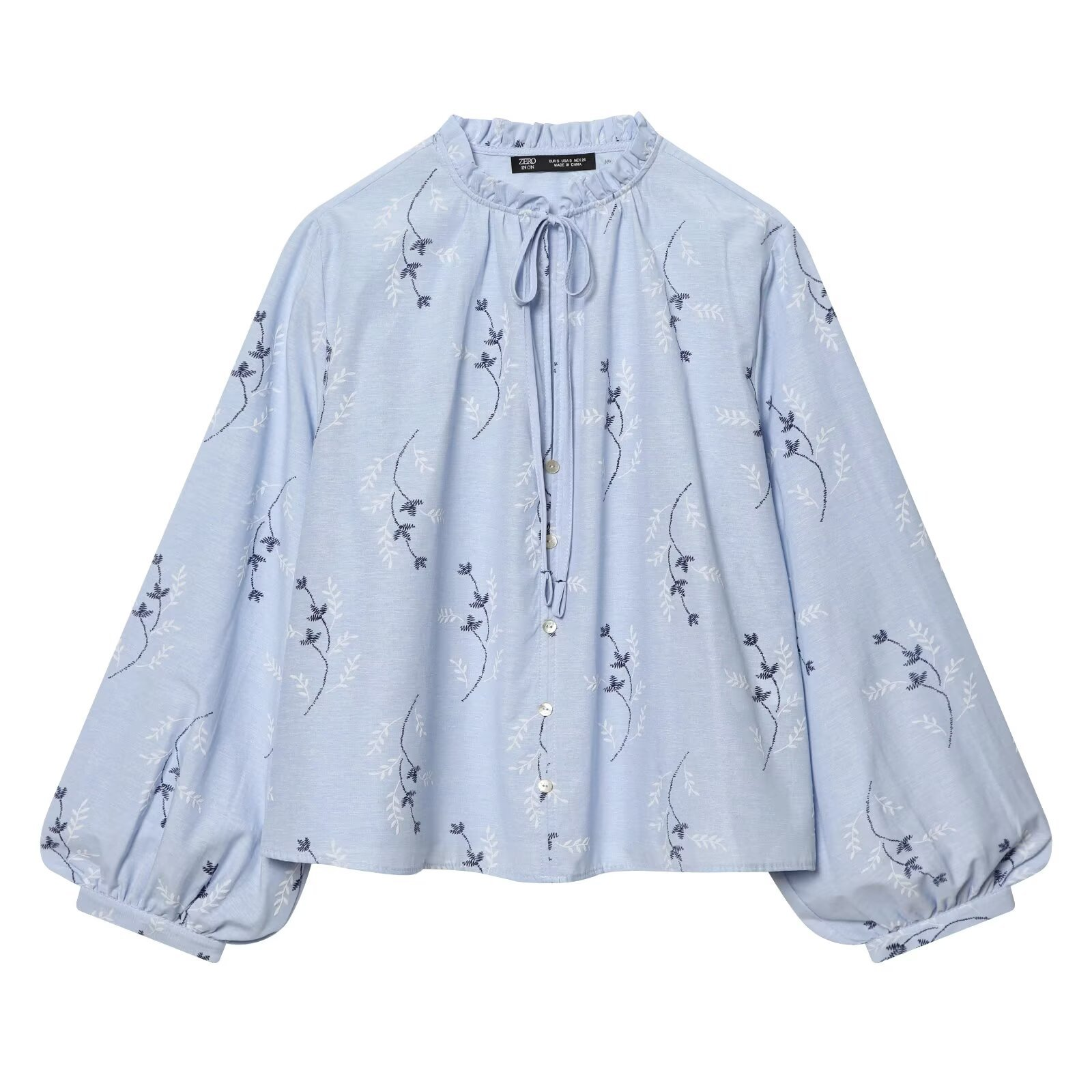Hellblaue Bluse: Elegante Stickerei, Bindeband & lockere Ballonärmel S-L