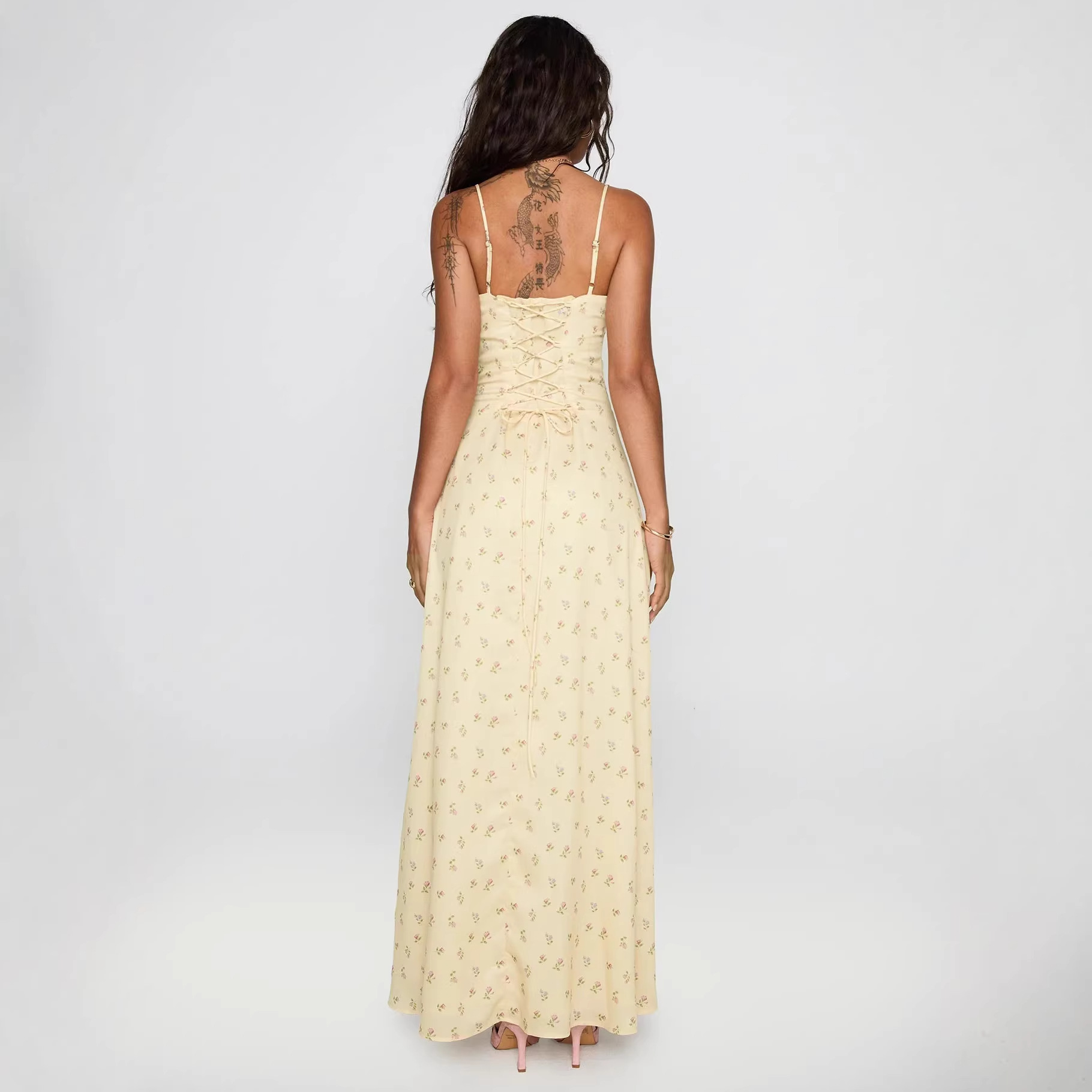 Hellgelbes Maxikleid: Blumenmuster, Kordelzug & Spaghetti-Träger XS-L