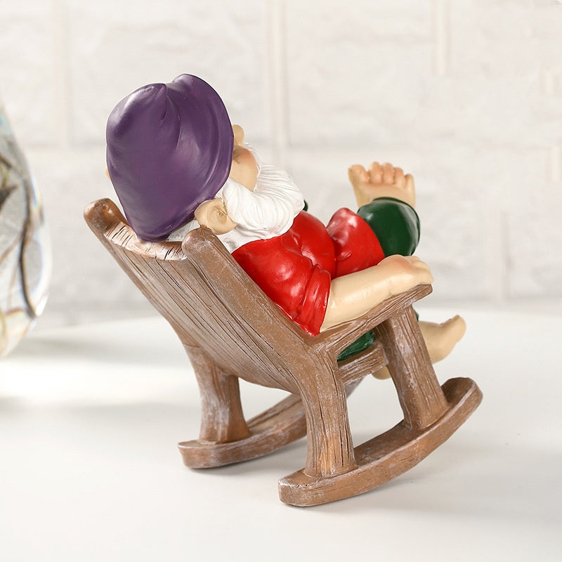 Gartenzwerg Figur auf Schaukelstuhl – dekorative Resin Statue