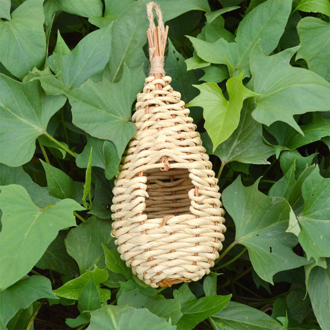 Handgefertigter Natur-Vogelfutterspender aus Stroh und Maisblättern