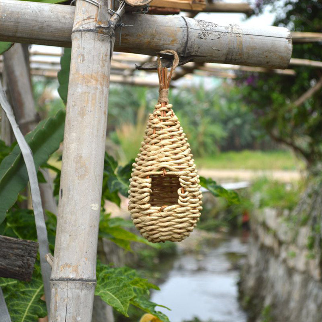 Handgefertigter Natur-Vogelfutterspender aus Stroh und Maisblättern