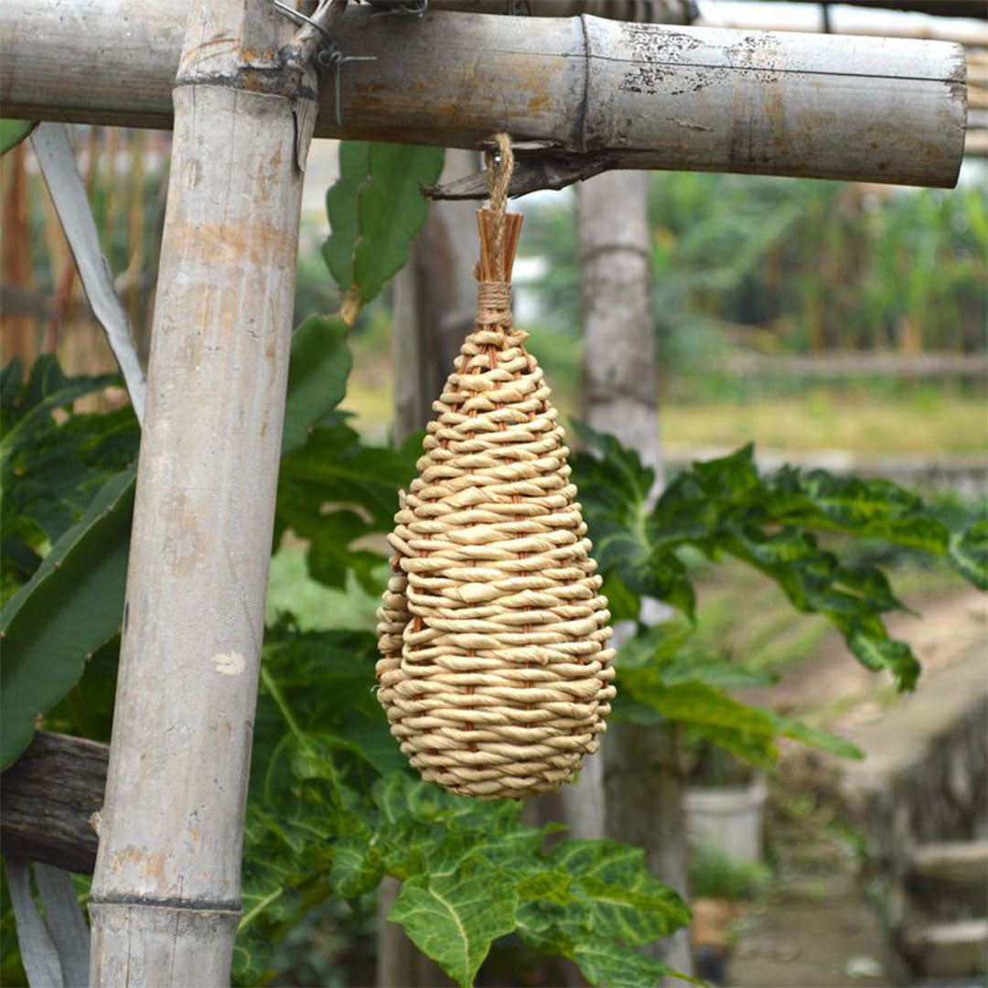 Handgefertigter Natur-Vogelfutterspender aus Stroh und Maisblättern