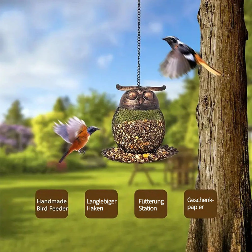 Eulenförmiger Futterautomat für Vögel im Garten